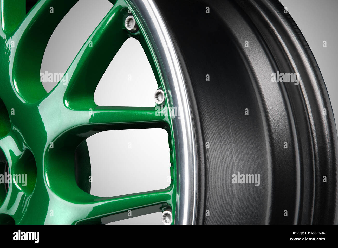 Leghe di verde il cerchione su sfondo grigio Foto Stock