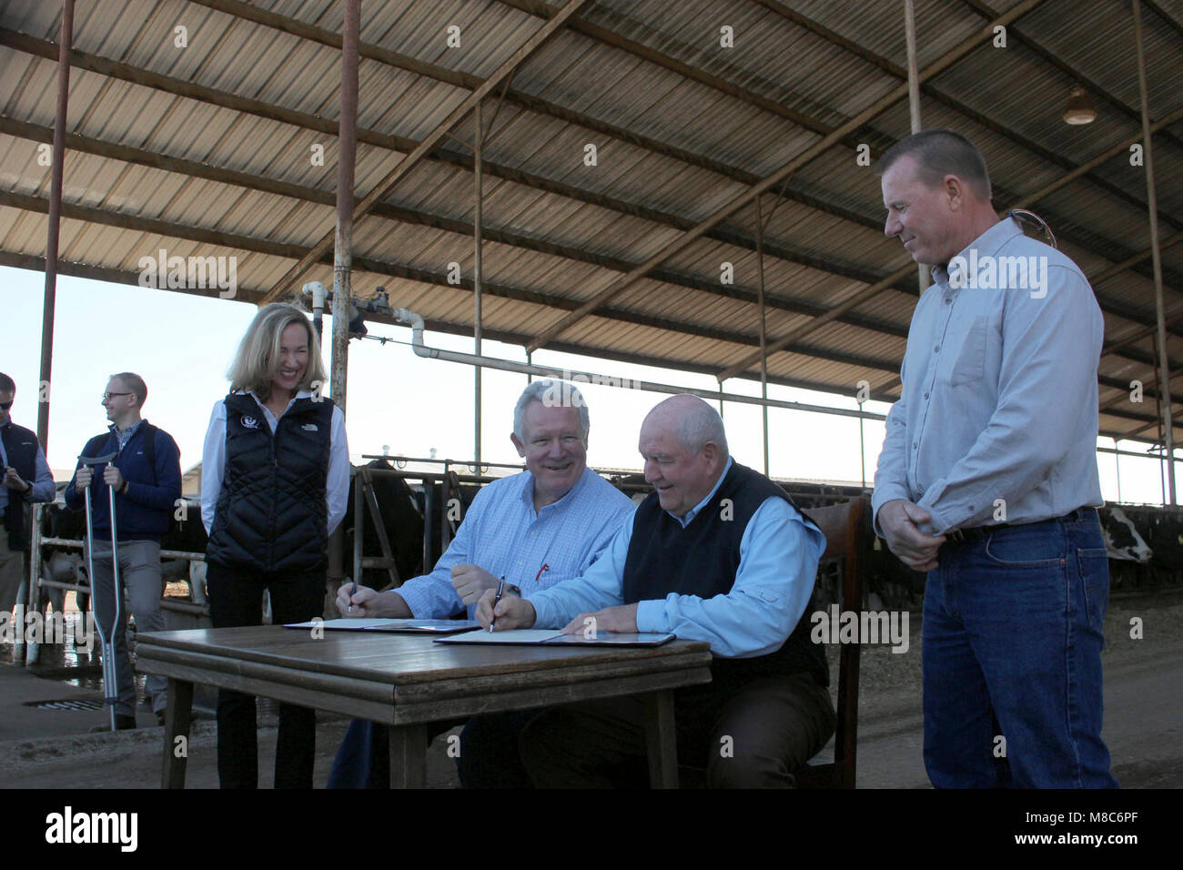 Il segretario per l'agricoltura Sonny Perdue visite con i produttori e gli agricoltori Giacomazzi Orchard, Fowler imballaggio, DeGroot latteria e Sabor le aziende agricole e i segni di un memorandum di intesa con il centro di innovazione per gli Stati Uniti Dairy durante la sua visita a CA su Mercoledì, 14 febbraio 2018. USDA Foto Stock