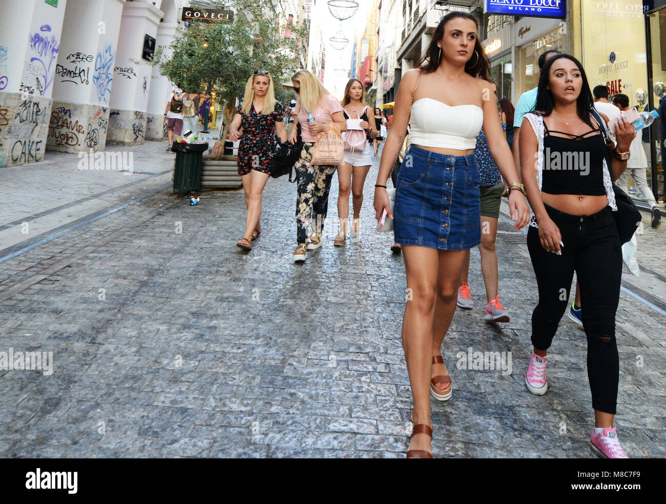 Ermou strada pedonale è sempre occupato con acquirenti e turisti. Foto Stock