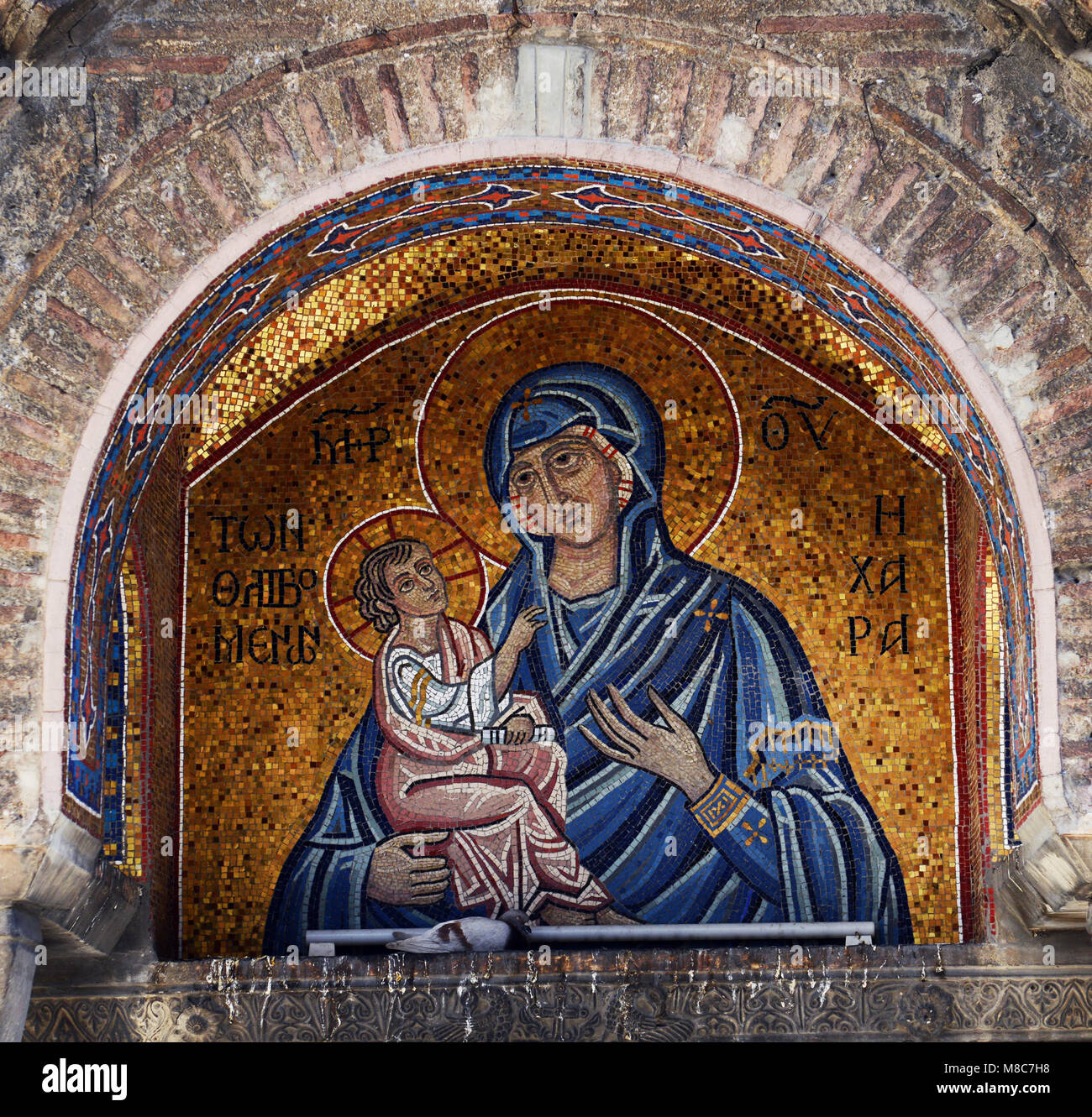 Mosaico bizantino sopra la porta della chiesa di Panaghia Kapnikarea di Atene del centro città. Foto Stock