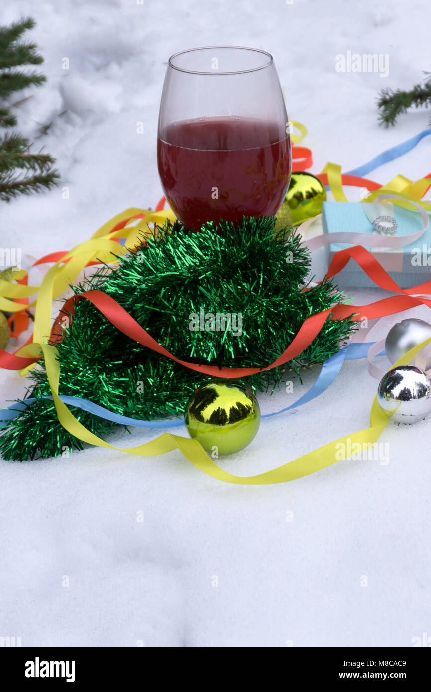 Vin brulé nella neve con decorazioni di Natale Foto Stock