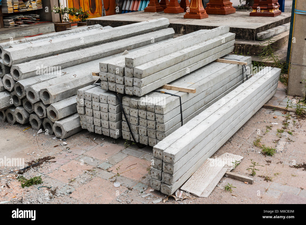 La pila di esagono e la piazza di pali di fondazione in calcestruzzo. Foto Stock