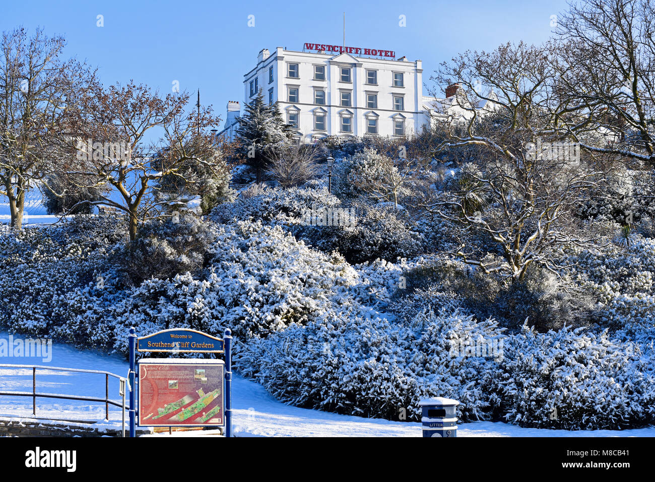 Southend Cliff Gardens, Western Esplanade, Southend on Sea, Essex, Regno Unito. Coperta di neve dalla Bestia da est meteo fenomeno. Westcliff Hotel Foto Stock