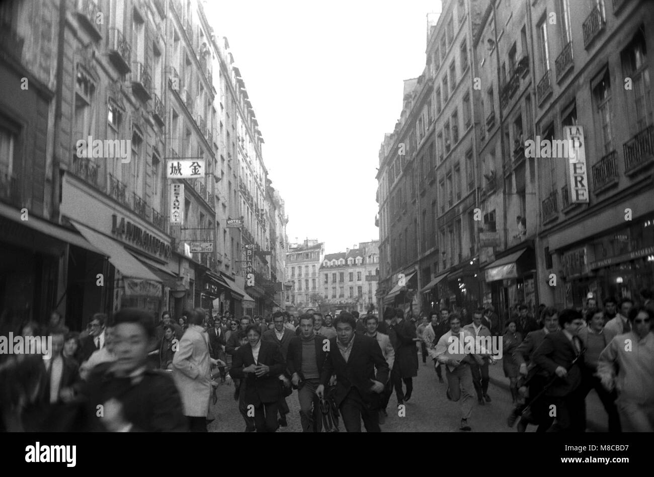 Philippe Gras / Le Pictorium - Maggio 68 - 1968 - Francia / Ile-de-France (Regione) / Parigi - manifestanti fuggire dalle cariche della polizia Foto Stock