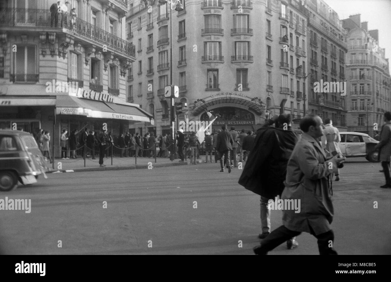 Philippe Gras / Le Pictorium - Maggio 1968 - 1968 - Francia / Ile-de-France (Regione) / Parigi - Bd.Saint-Germain i dimostranti raccogliere Foto Stock