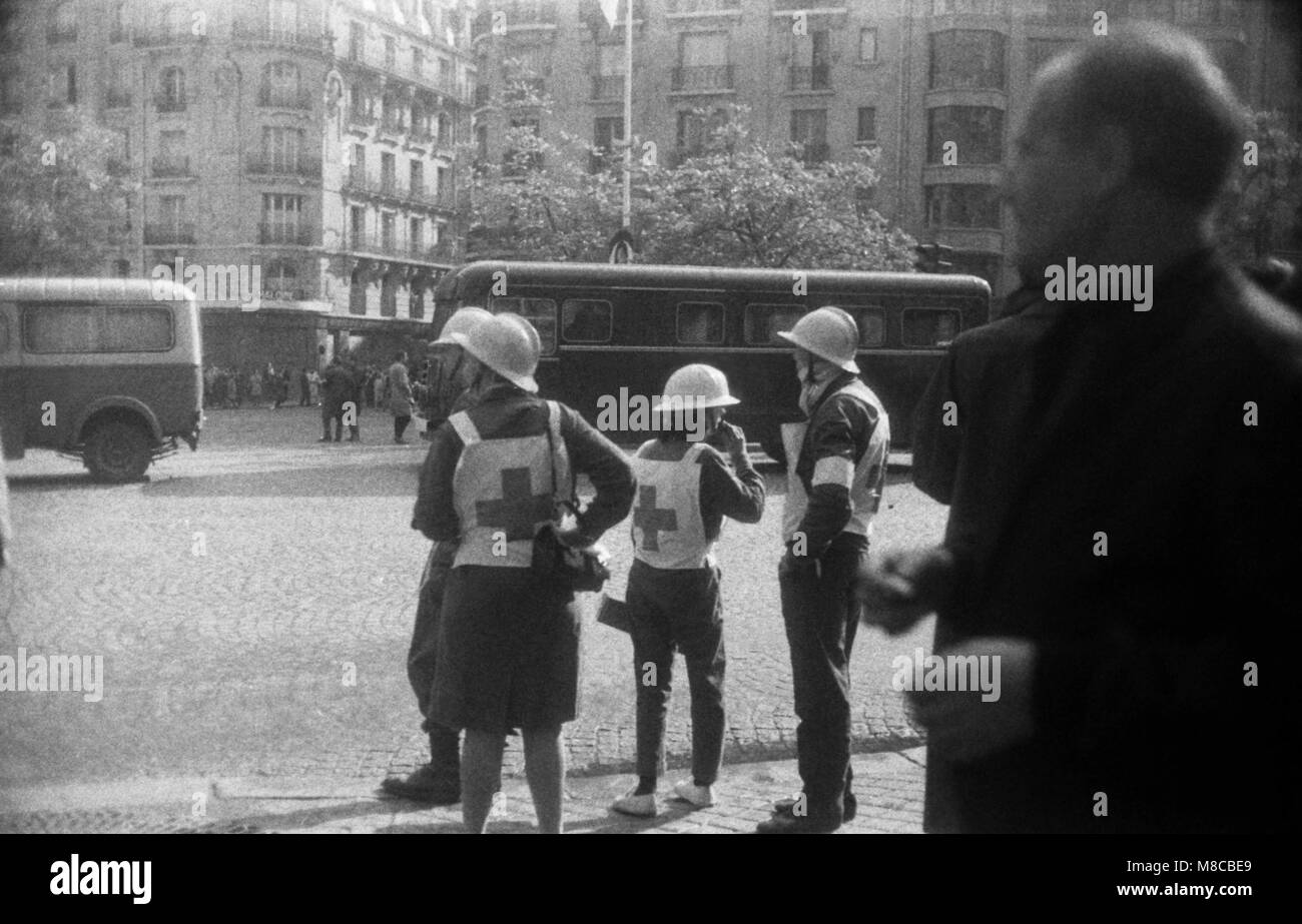 Philippe Gras / Le Pictorium - Maggio 1968 - 1968 - Francia / Ile-de-France (Regione) / Parigi - rilievo è posizionato per gli scontri. Foto Stock