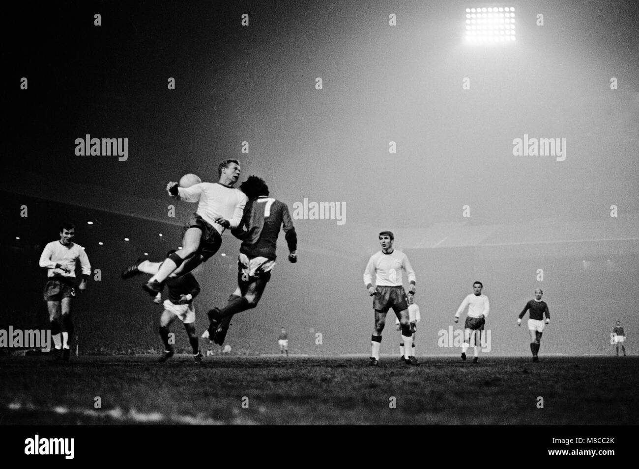Il Manchester United's George Best (n. 7) batte Florenski, di Gornik Zabrze, nella partita della Quarter Final First leg European Cup a Old Trafford. Foto Stock