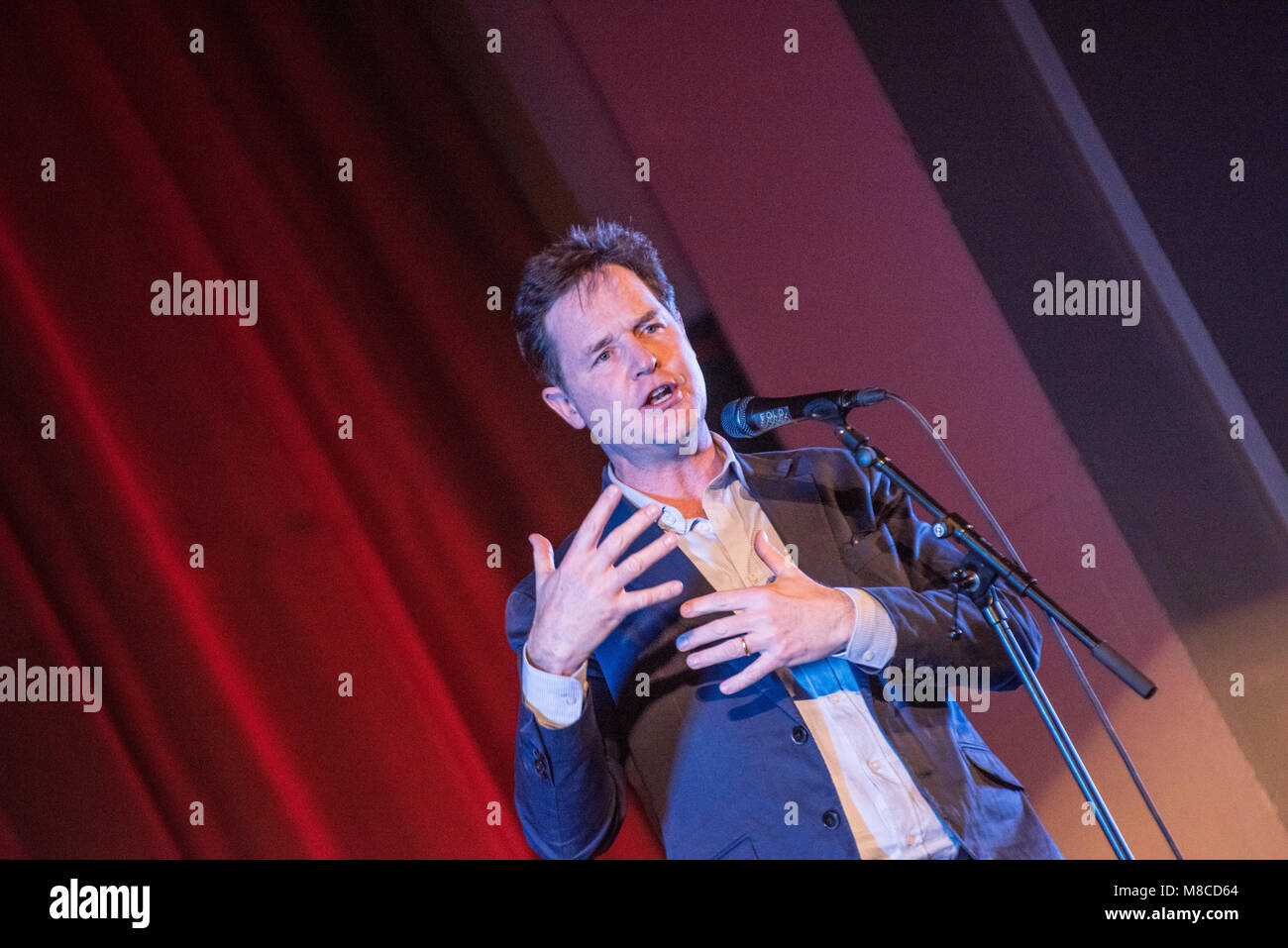 Nick Clegg ex vice primo ministro, il leader dei Lib Dems ha di campagna elettorale per il secondo referendum sul Brexit con libro a tale effetto "Come arrestare Brexit" nella foto @ Bookslam @ York Hall di Bethnal Green est di Londra. Foto Stock