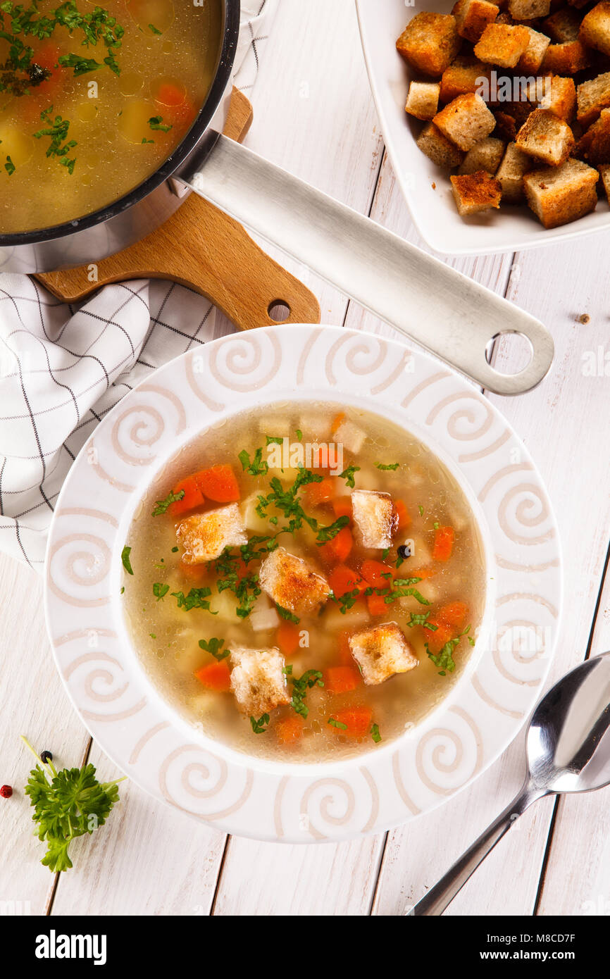 Zuppa di orzo sul tavolo di legno Foto Stock