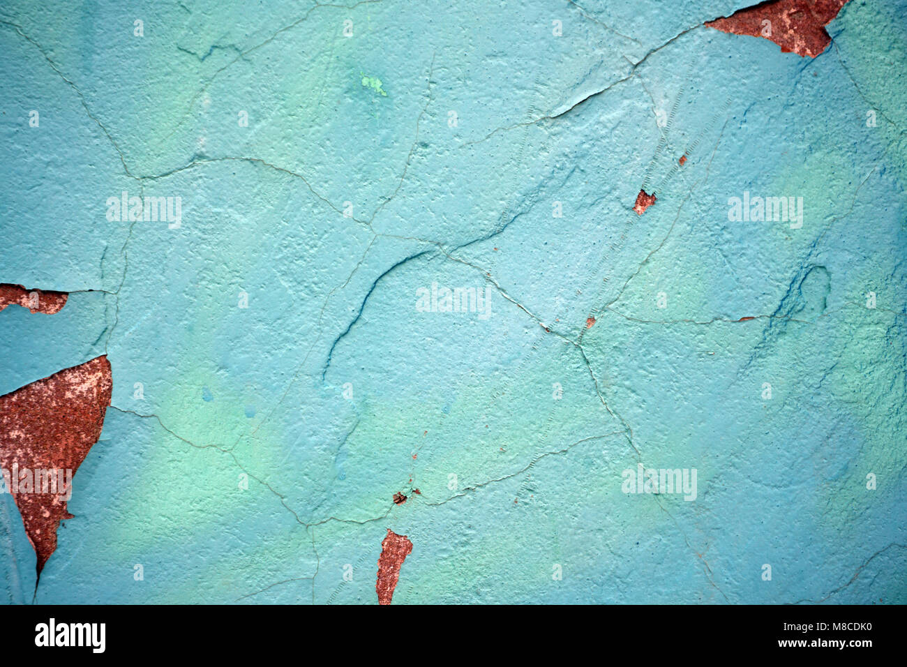 Texture vecchio blu turchese parete incrinata, la vecchia vernice texture è la presenza di scheggiature e screpolata rientrano la distruzione. Grunge texture a parete per la progettazione Foto Stock