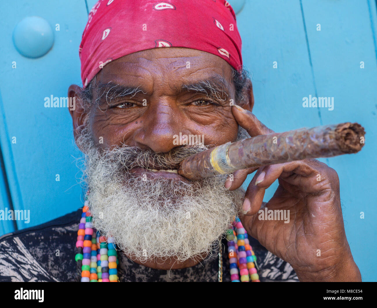 Uomo cubano con grande sigaro Foto stock - Alamy