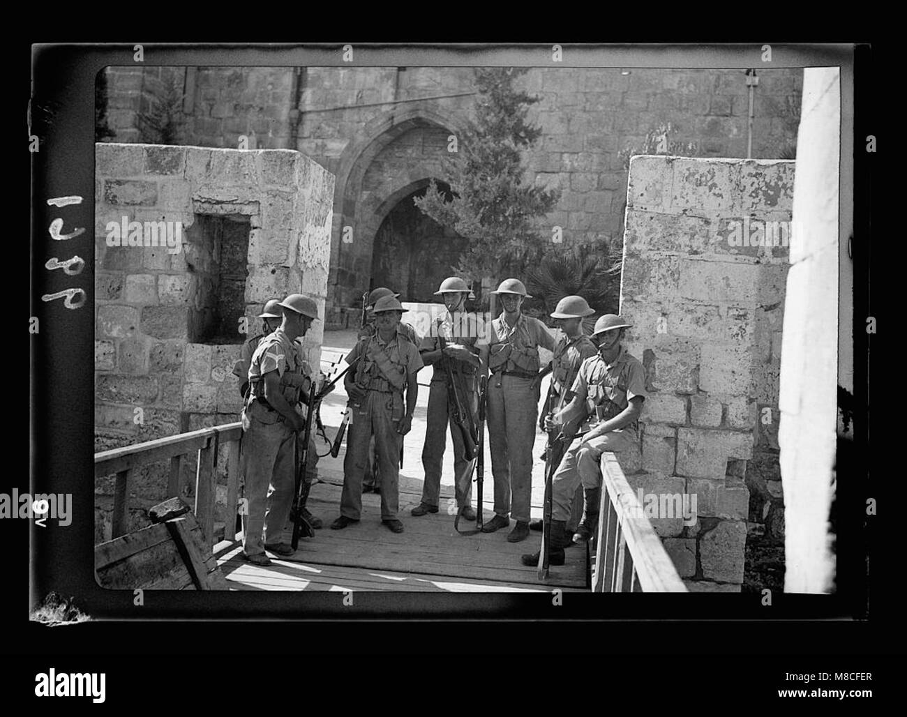 Una fotografia dell'ingresso alla Cittadella della Torre di Davide, Gerusalemme, con le truppe che indossano caschi d'acciaio a guardia della fortezza contro i ribelli durante un periodo di conflitto nella regione. Foto Stock