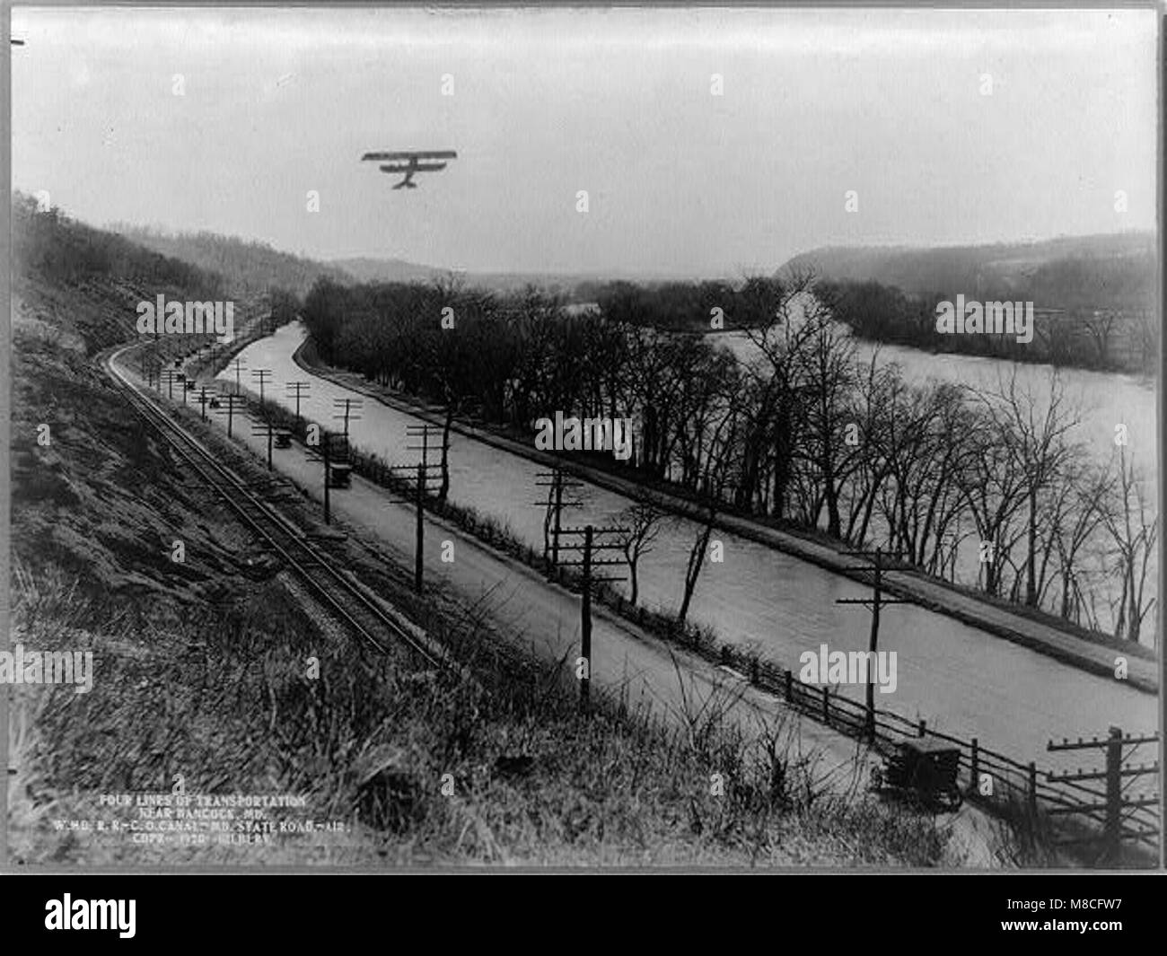 Una fotografia raffigurante quattro modi di trasporto vicino a Hancock, Maryland, che illustra i primi sviluppi del trasporto nell'area. Foto Stock