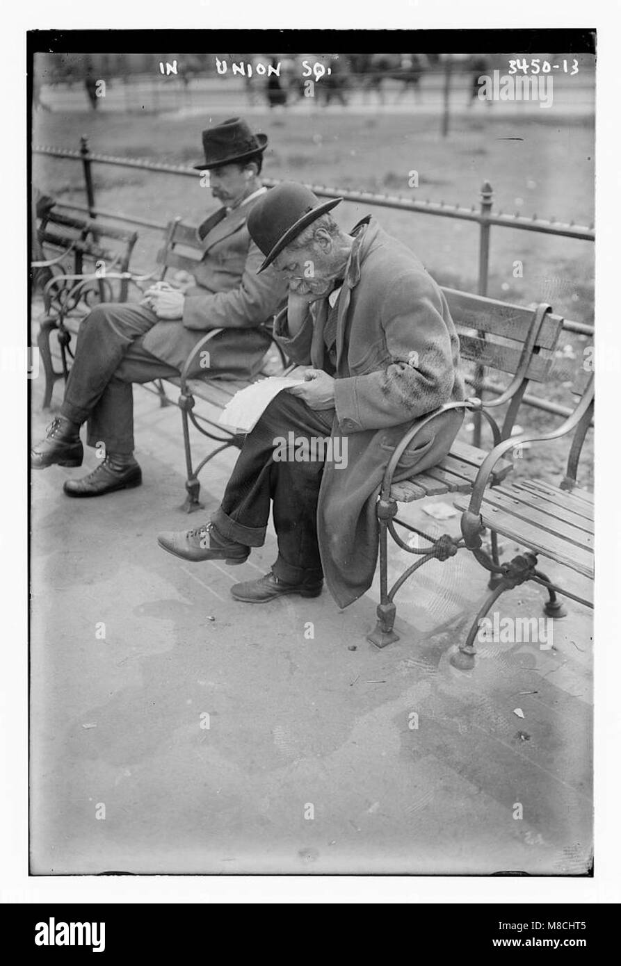 L'immagine cattura una scena vibrante a Union Square, New York City, mostrando l'atmosfera vivace dello spazio pubblico. La fotografia mette in evidenza le persone riunite nella piazza, riflettendo l'energia urbana e la diversità dell'area. Foto Stock
