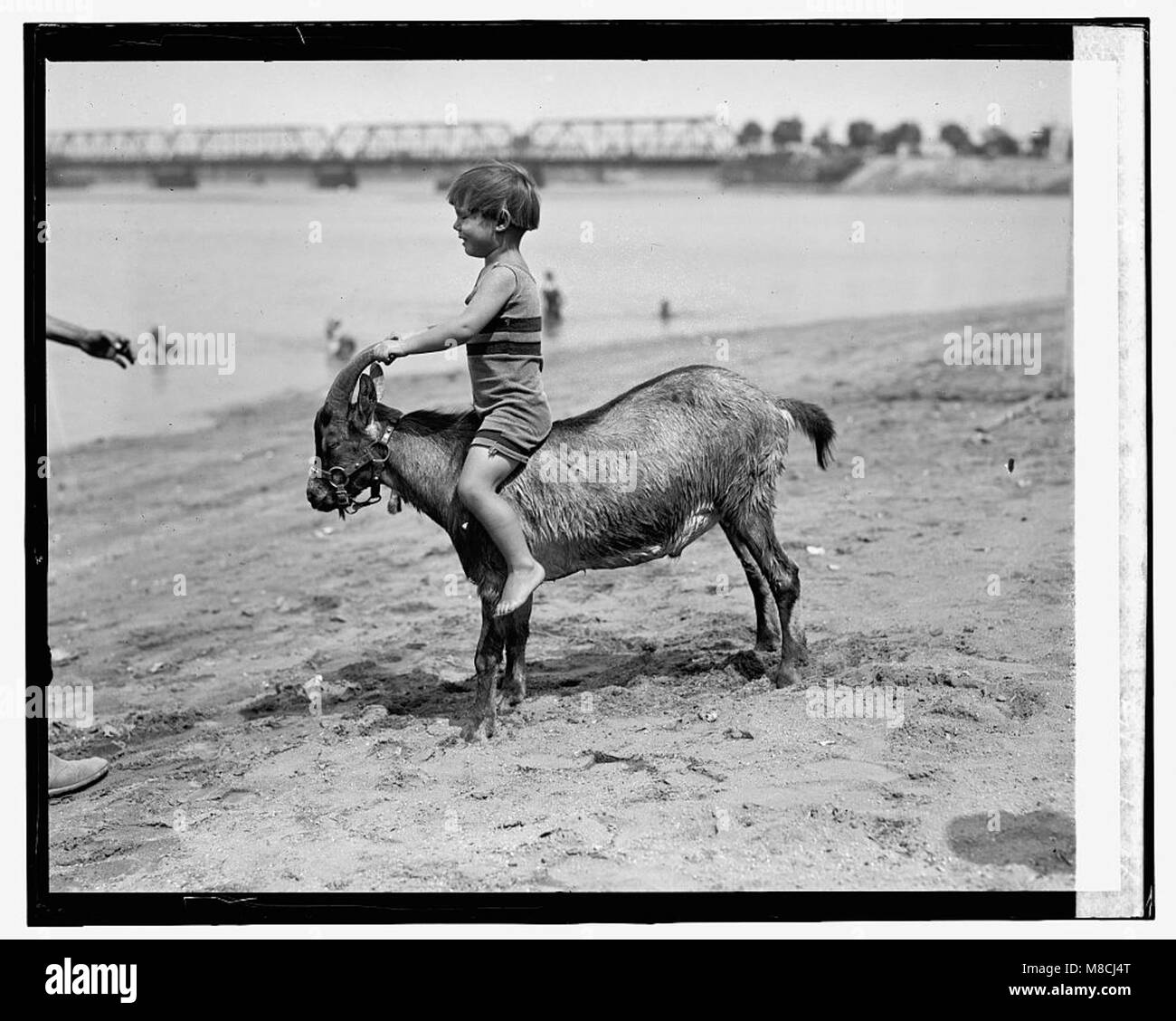 Una fotografia di Arlington Beach scattata il 30 luglio 1924. L'immagine mostra il lungomare e le persone che si godono la giornata estiva. Foto Stock