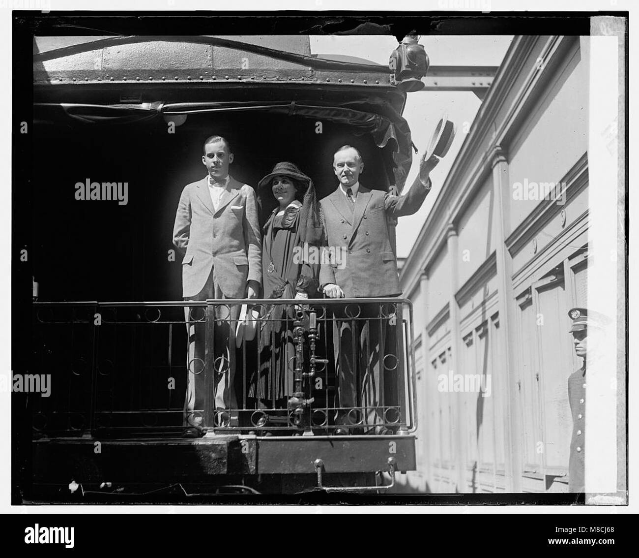 Una fotografia del presidente Calvin Coolidge, la signora Coolidge, e del loro figlio John Coolidge, in viaggio verso il Vermont il 15 agosto 1924, catturando un momento familiare durante un viaggio politico. Foto Stock