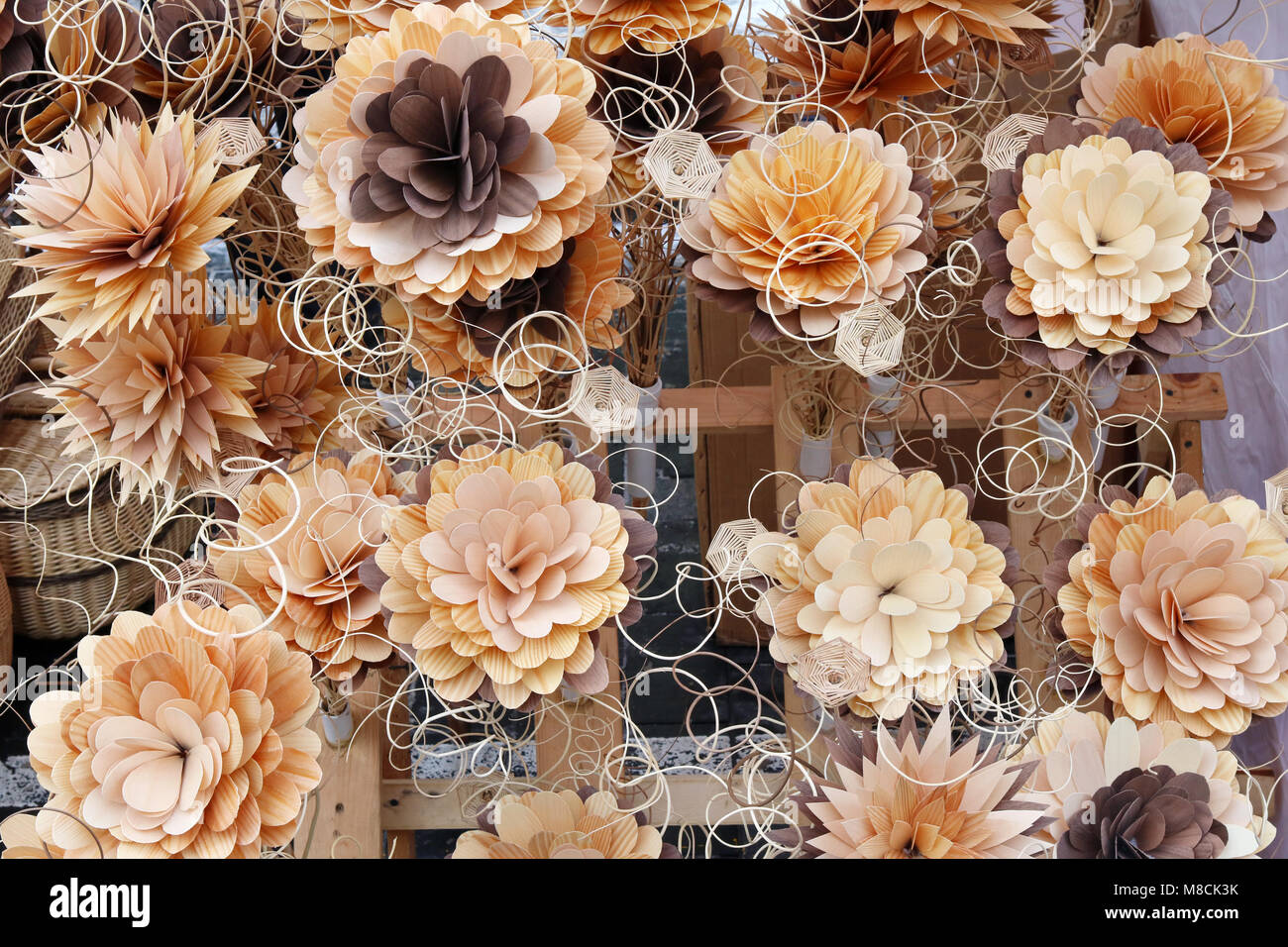 I fatti a mano fiori artificiali sono realizzati in legno di ovini e  bastoni. Folk tradizionale gli articoli sono venduti per strada Foto stock  - Alamy