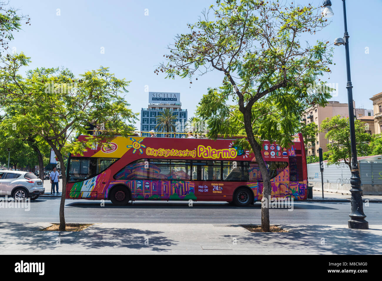 Palermo, Italia - 10 agosto 2017: tour bus con turisti che circolano su una strada a Palermo in Sicilia, Italia Foto Stock