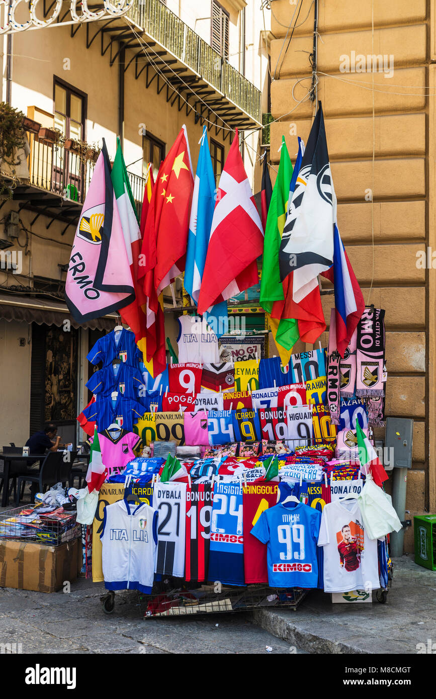 Palermo, Italia - 10 agosto 2017: negozio di souvenir con bandiere e  magliette di squadre di calcio su un mercato delle pulci lungo una strada  del centro storico di Palermo in Sicil