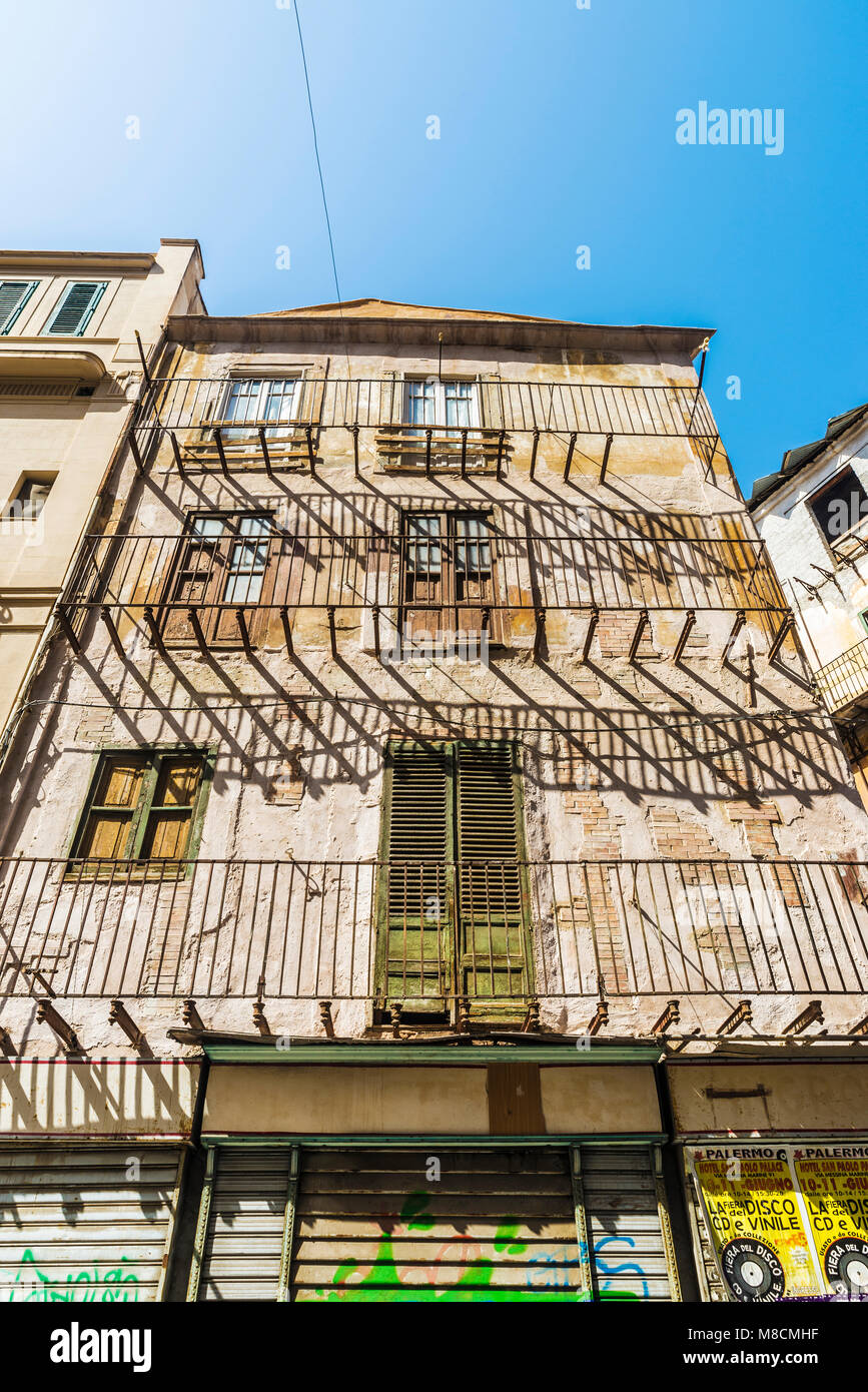 Palermo, Italia - 10 agosto 2017: facciata di un vecchio e un edificio abbandonato nel centro storico della città di Palermo in Sicilia, Italia Foto Stock