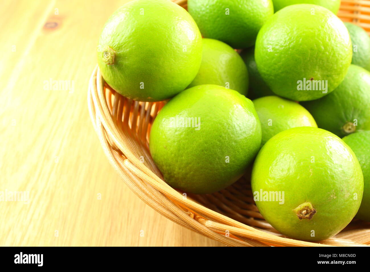 Composizione di lime fresco frutta in un cestino Foto Stock