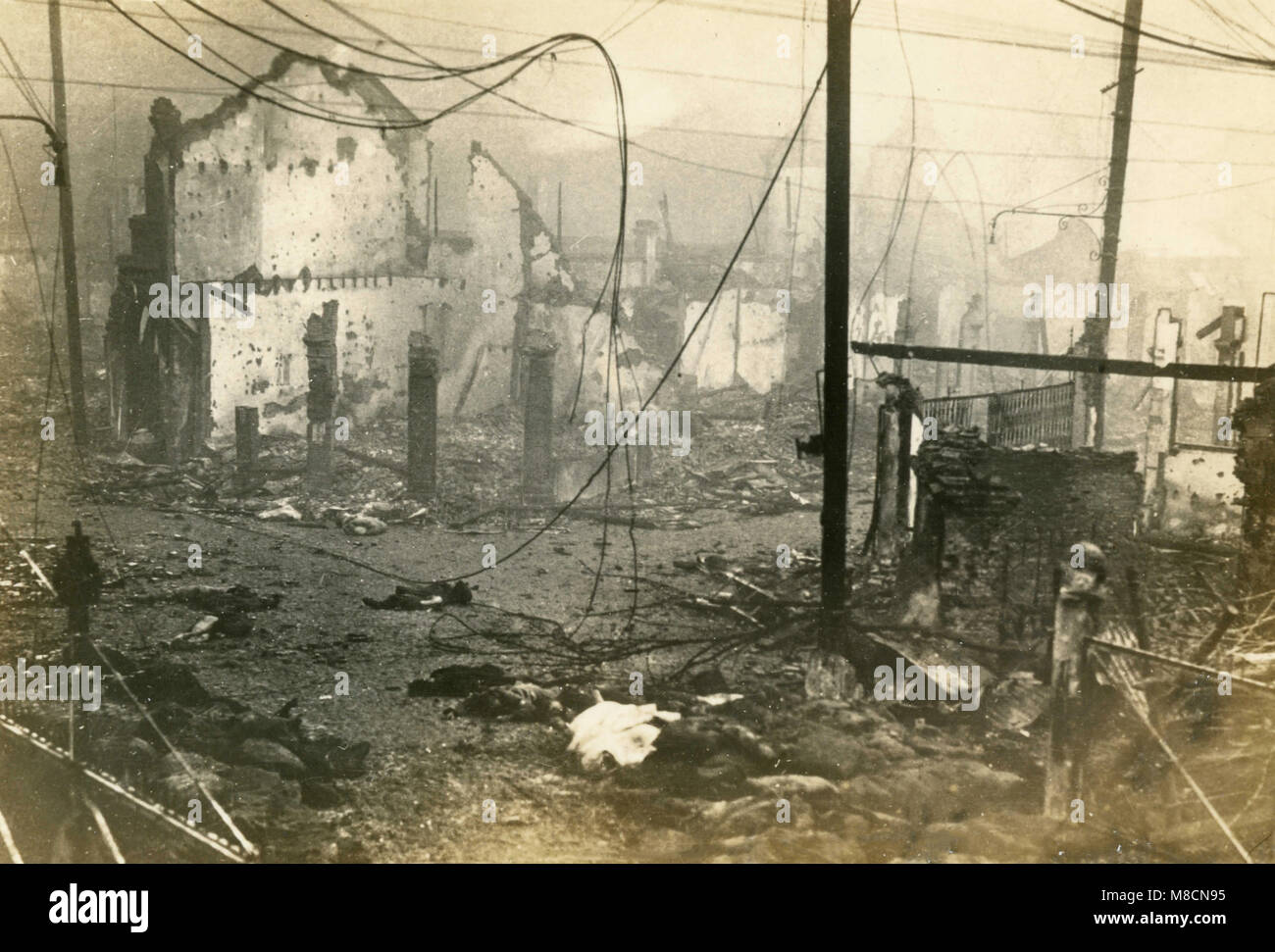 I soldati giapponesi con il cannone a Shanghai distrutta dopo i bombardamenti, Cina 1937 Foto Stock