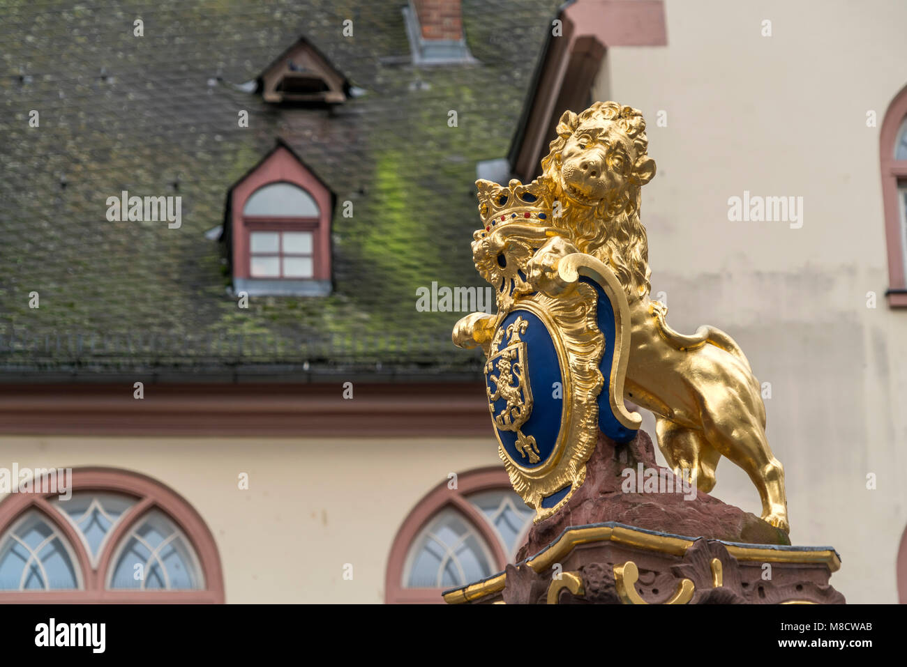 Der nassauische Löwe auf dem Marktbrunnen a Wiesbaden, Assia, Deutschland | Nassau Lion sul mercato fontana in Wiesbaden, Hesse, Germania Foto Stock