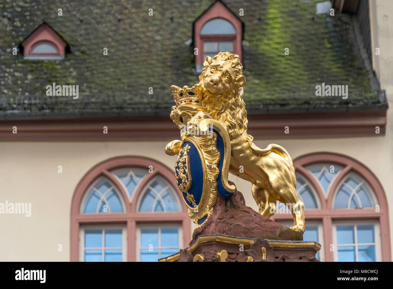 Der nassauische Löwe auf dem Marktbrunnen a Wiesbaden, Assia, Deutschland | Nassau Lion sul mercato fontana in Wiesbaden, Hesse, Germania Foto Stock