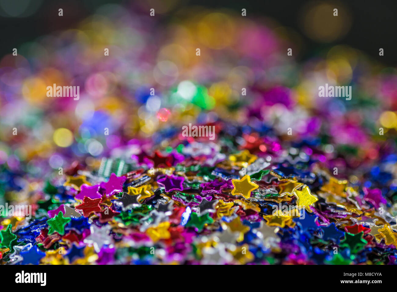 Un tumulo di colorate luccicanti stelle festosa, studio immagine Foto Stock