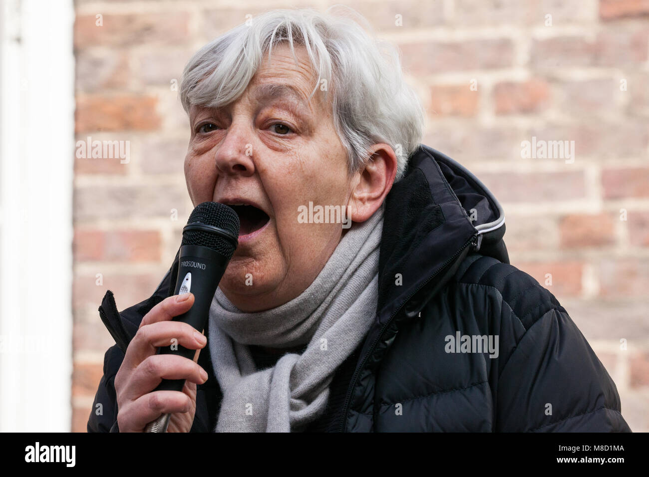 Londra, Regno Unito. Il 14 marzo 2018. Candy Udwin di indirizzi PC UCU europea membri e sostenitori prima del mese di marzo per pensioni e pagare. Foto Stock