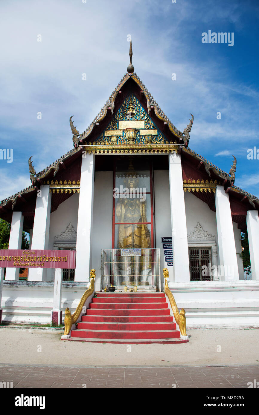 I thailandesi visitare viaggio e rispetto a pregare chedi e ubosot di Wat Phra Mahathat Woramahawihan il 5 ottobre 2017 in Nakhon Si Thammarat, Thailandia Foto Stock