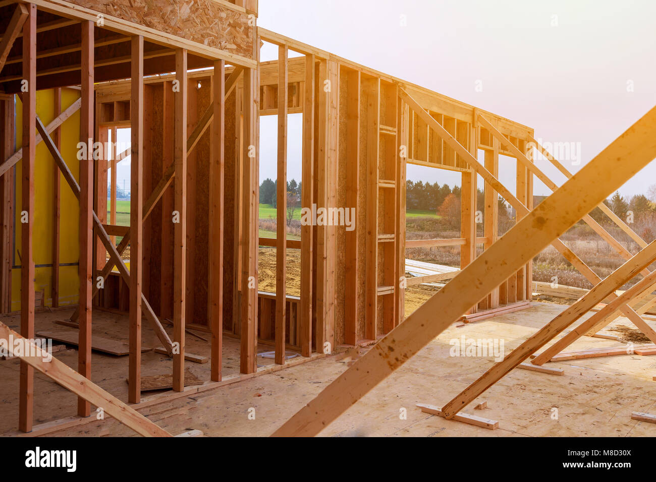 Nuova costruzione in casa di un blocco di cemento a casa con tetto in legno capriate a vista dall'interno. Foto Stock