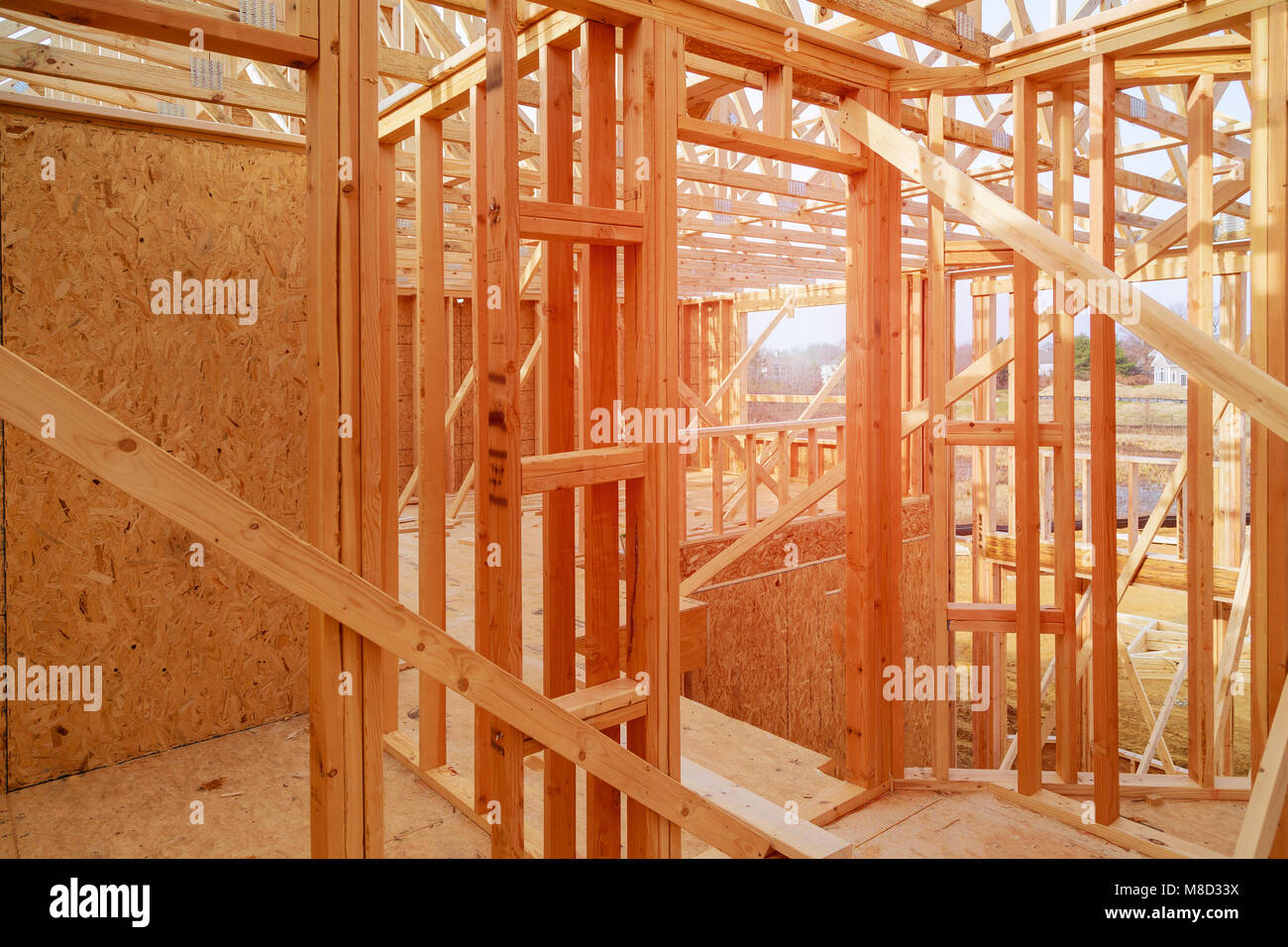 Nuovo case suburbane attualmente in costruzione in fila costruzione in legno del tetto Foto Stock