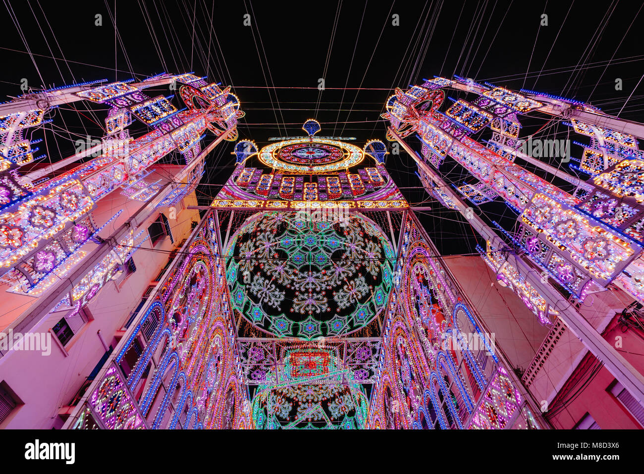 Milioni di luci colorate nelle vecchie strade della vecchia città europea durante la celebrazione Foto Stock