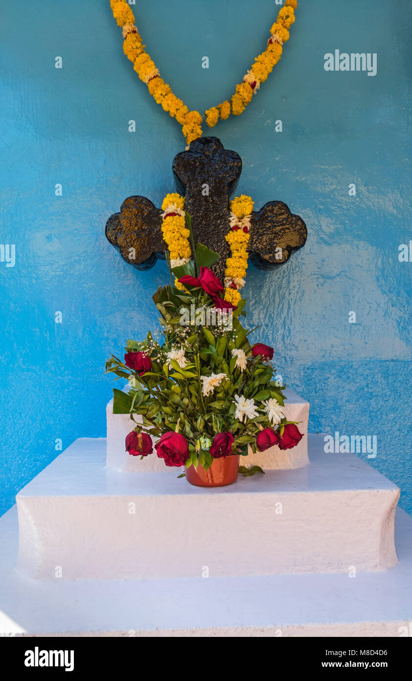 Croce di pietra santuario Fontainhas Panjim Goa in India Foto Stock