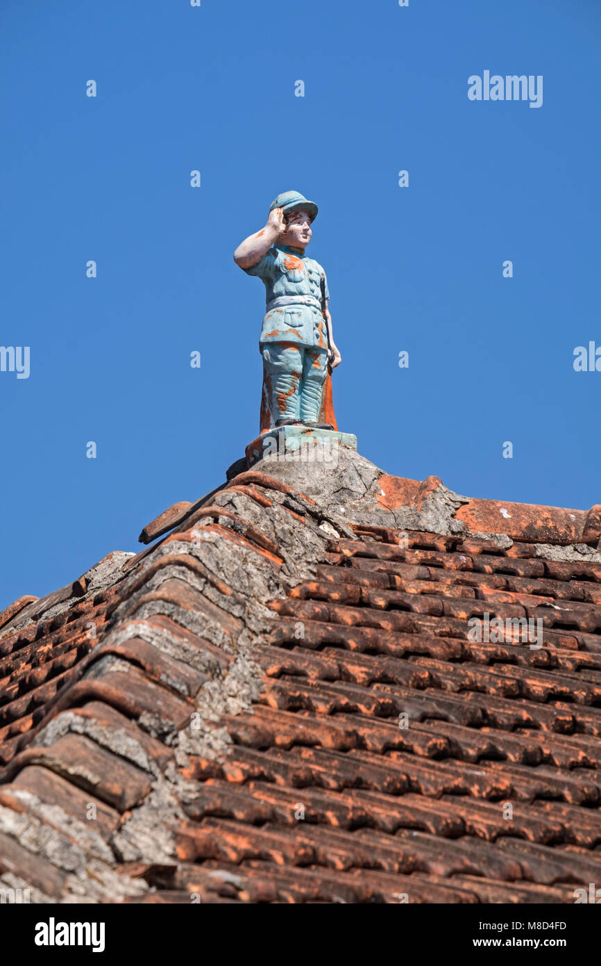 Soldato portoghese statua sul tetto della casa Fontainhas Panjim Goa in India Foto Stock