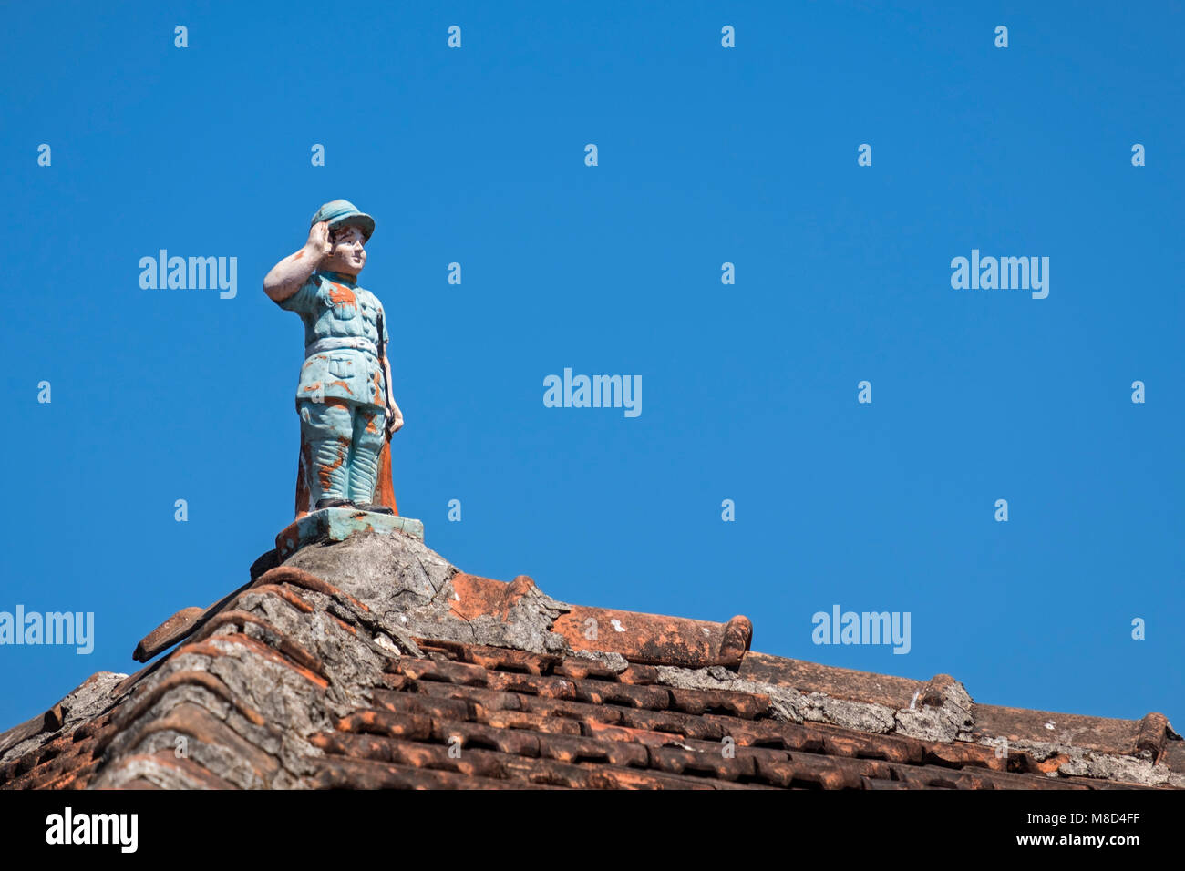 Soldato portoghese statua sul tetto della casa Fontainhas Panjim Goa in India Foto Stock
