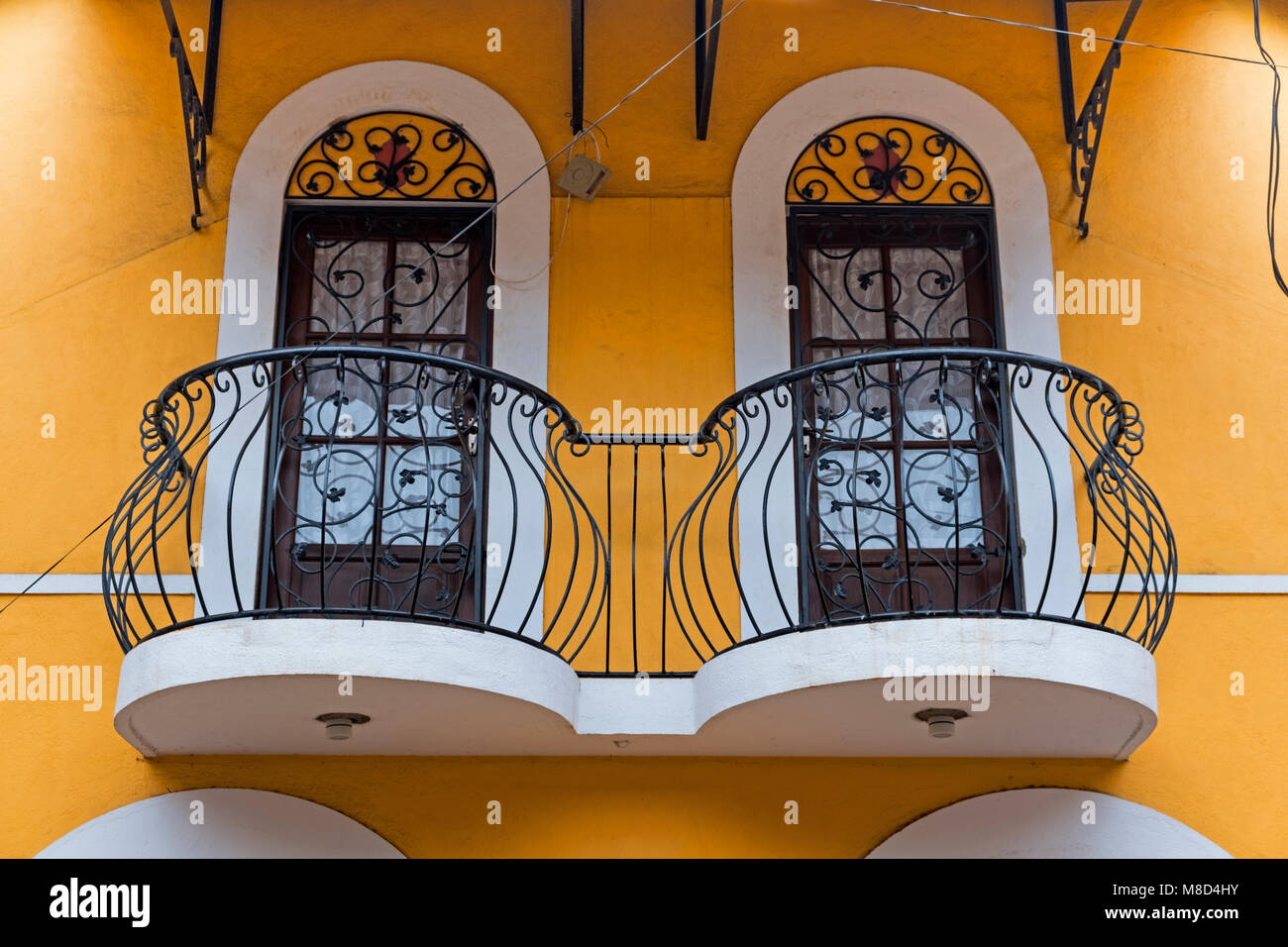 Casa colorati balcone Fontainhas Panjim Goa in India Foto Stock