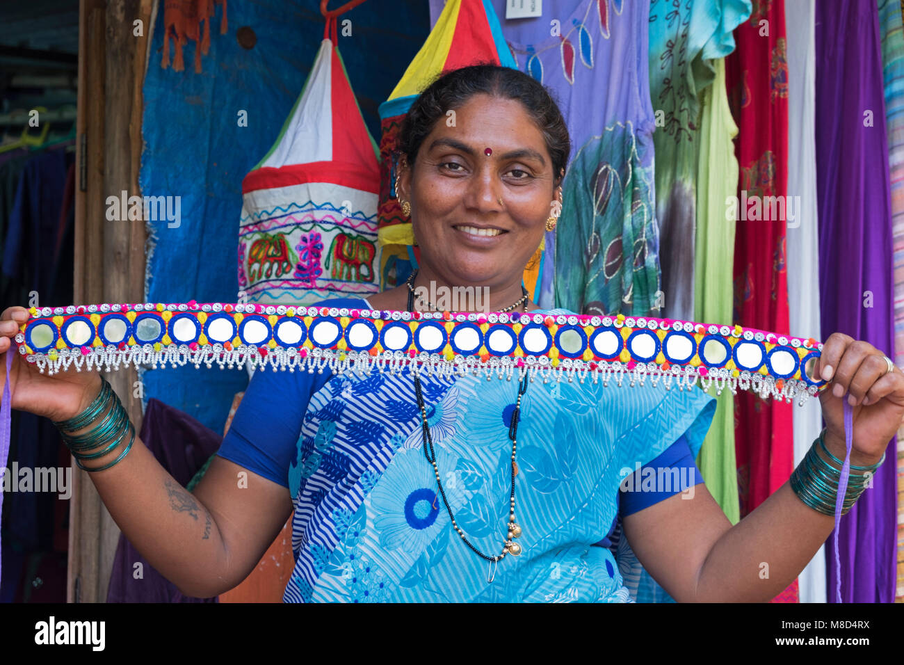 Signora indiana con nastro decorativo Colva Goa in India Foto Stock