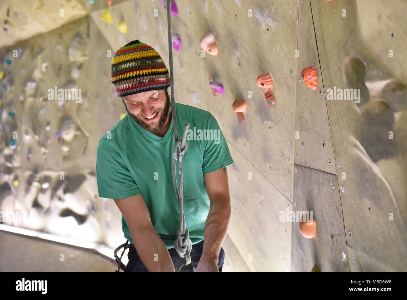 Persone bouldering in una sala di arrampicata - Sport al coperto Foto Stock
