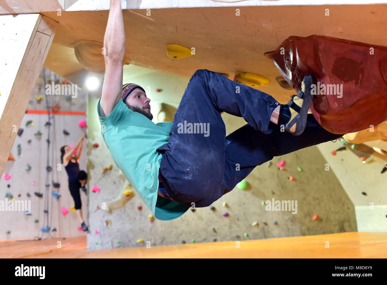 Persone bouldering in una sala di arrampicata - Sport al coperto Foto Stock