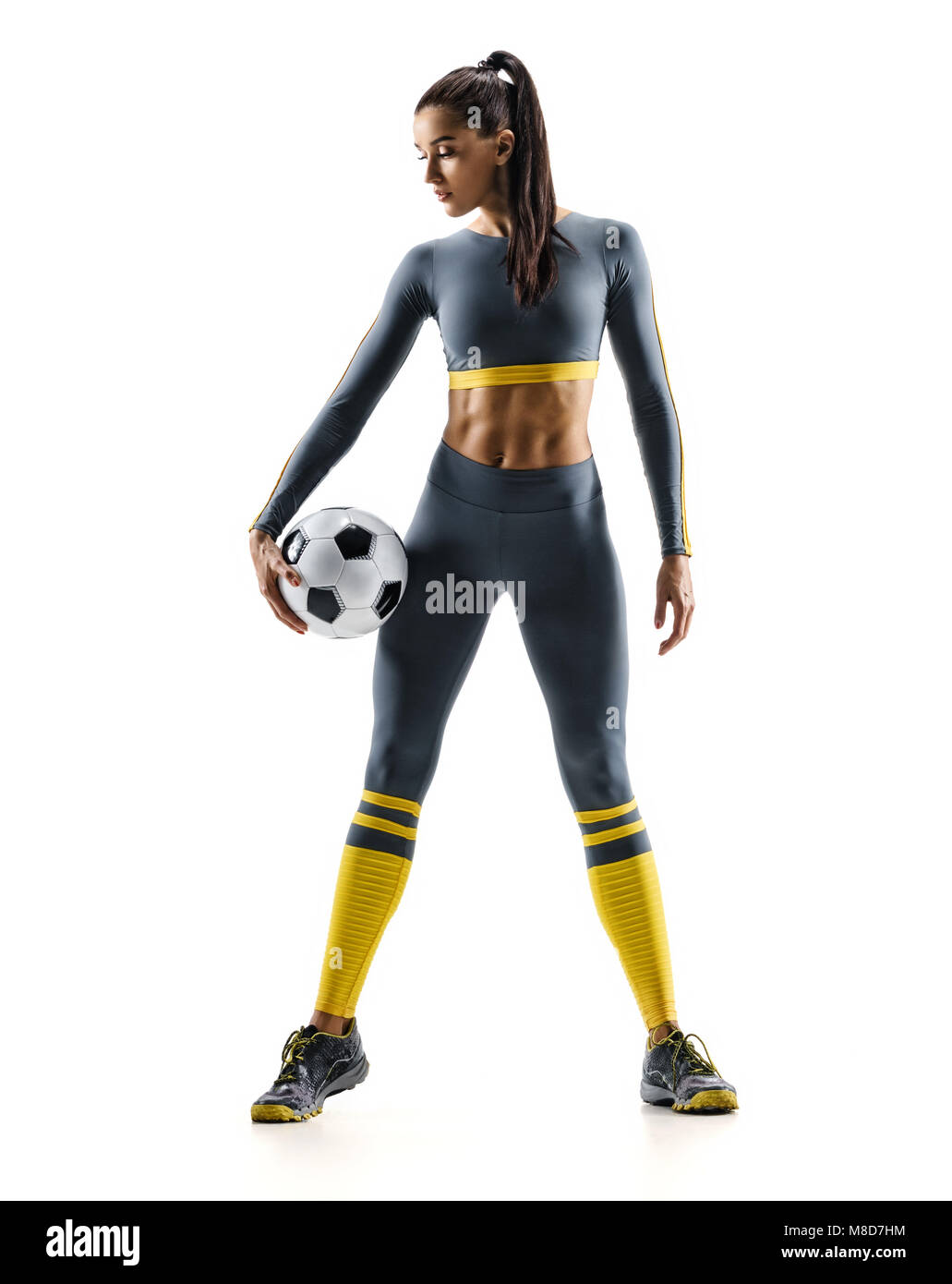 Pronto per la riproduzione. Giocatore di calcio donna in piedi in silhouette isolati su sfondo bianco. Sport e stile di vita sano Foto Stock