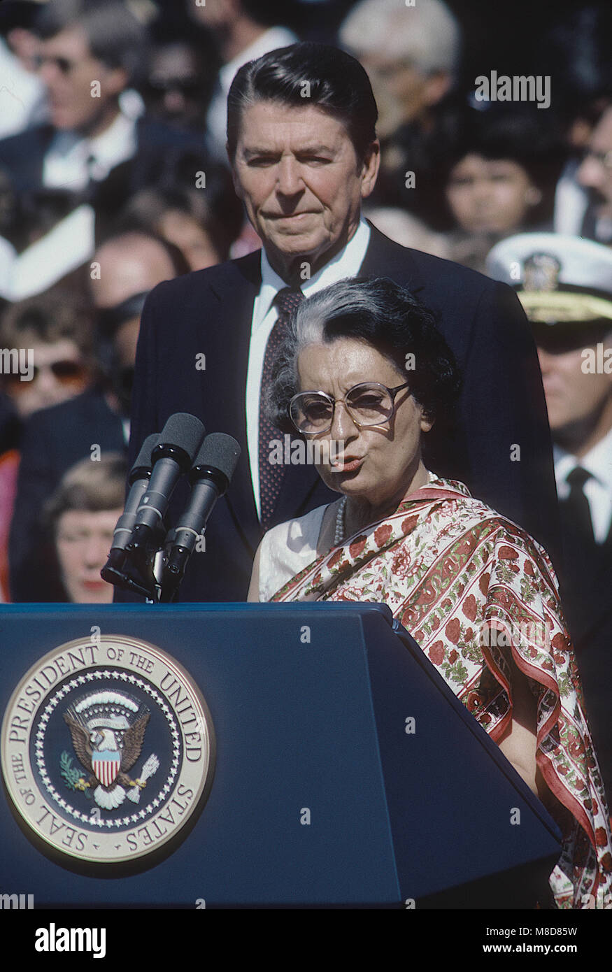 Washington, DC, Stati Uniti d'America, 29 luglio 1982 il Presidente Ronald Reagan con l'India il primo ministro Indira Gandhi durante la gazzetta cerimonia di benvenuto sul prato Sud della Casa Bianca. Credito: Mark Reinstein/MediaPunch Foto Stock