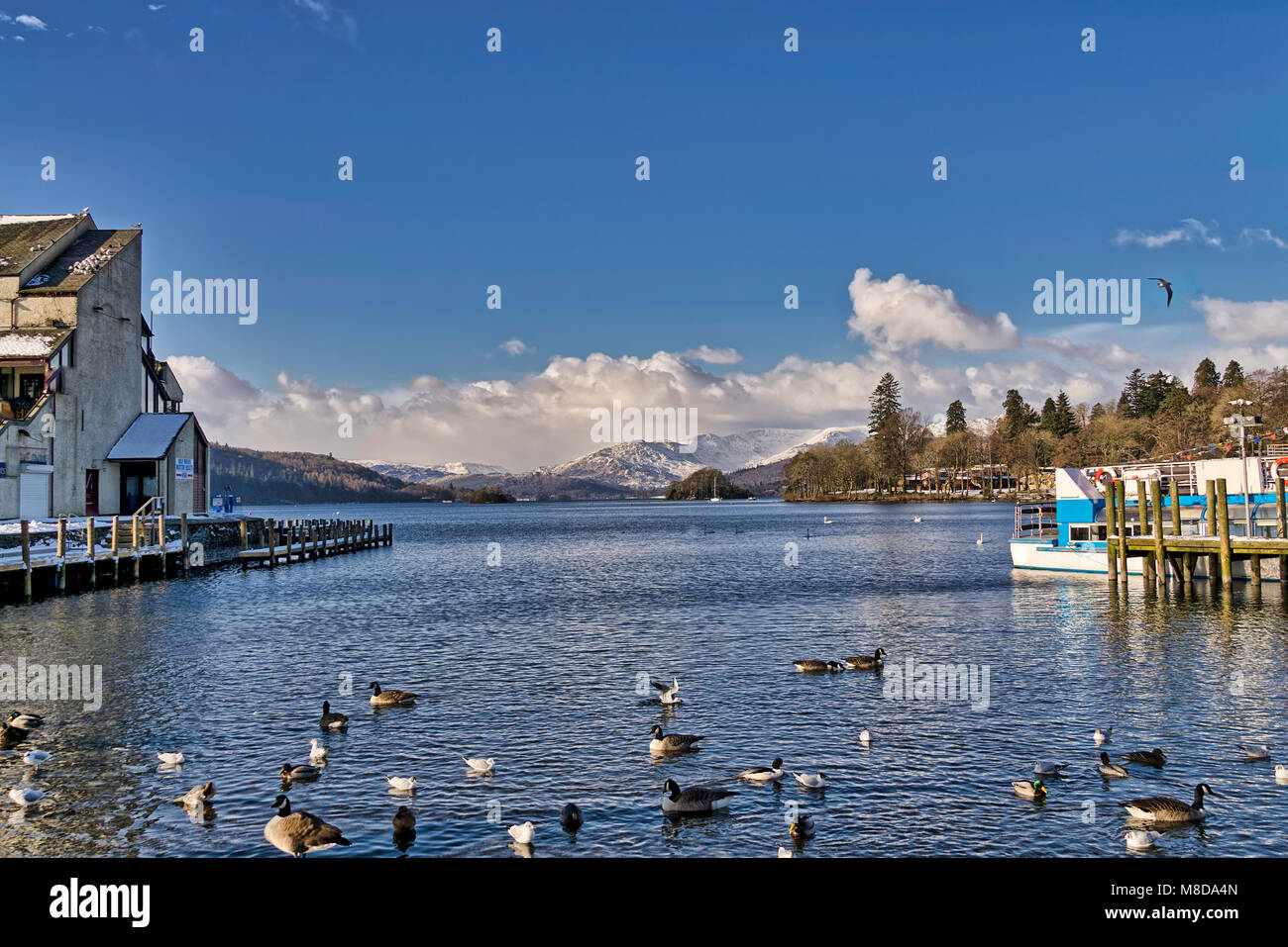 Bowness-on-Windermere con Fairfield all'orizzonte. Foto Stock