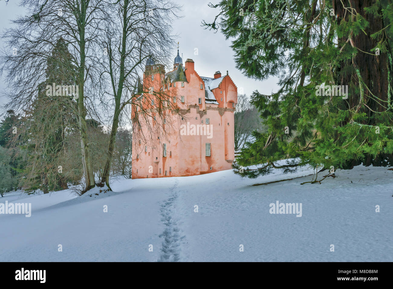 Castello di Craigievar ABERDEENSHIRE IN SCOZIA Un percorso attraverso il profondo neve invernale conduce alla torre rosa Foto Stock