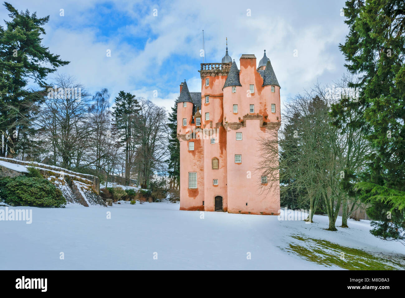 Castello di Craigievar ABERDEENSHIRE Scozia circondato da neve invernale e sempreverdi alberi di pino Foto Stock