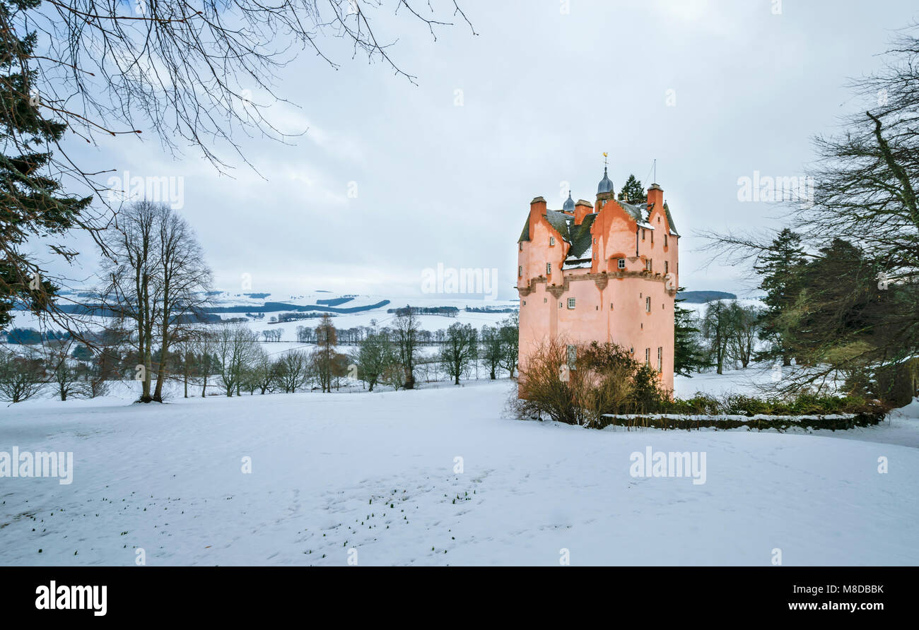 Castello di Craigievar ABERDEENSHIRE in Scozia la torre rosa su una coperta di neve collina con alberi che si affaccia sulla campagna invernale Foto Stock