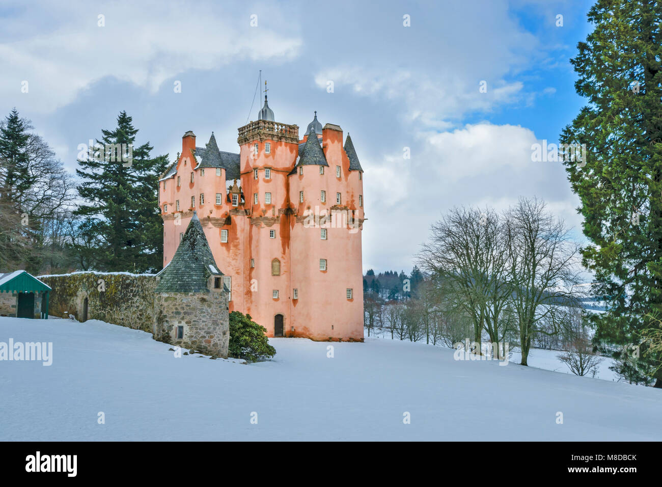 Castello di Craigievar ABERDEENSHIRE in Scozia la torre circondata da neve invernale e sempreverdi alberi di pino Foto Stock
