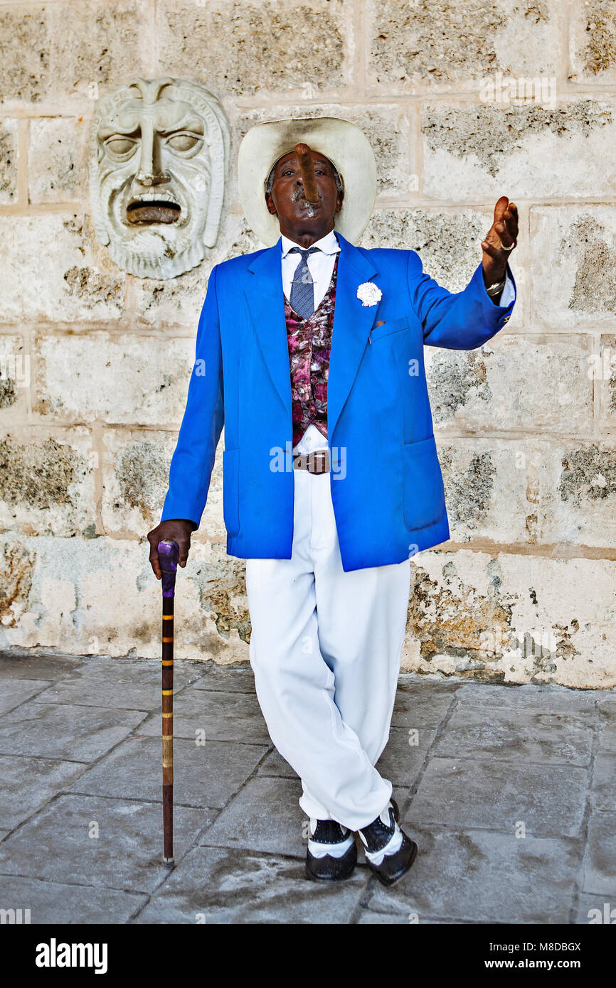 L'Avana, Cuba - Dicembre 12, 2016: Tradizionale uomo cubano con il bastone  da passeggio che posano per una foto mentre si fuma grande sigaro cubano in  Old Havana, Cuba Foto stock - Alamy