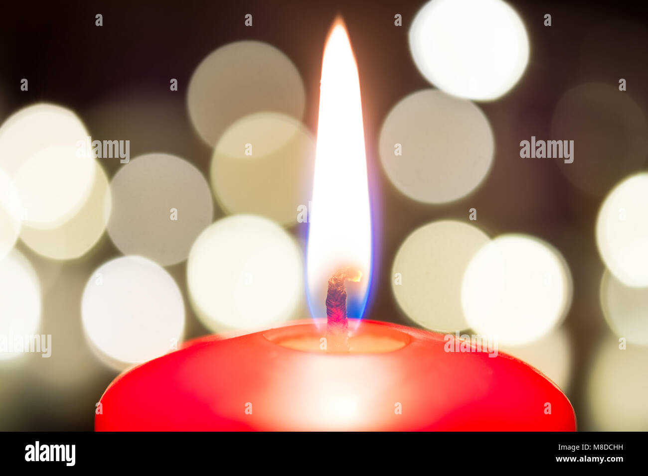 San Valentino romantico a lume di candela per la cena sul tavolo di legno  con Bokeh di notte Foto stock - Alamy